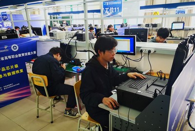 河南20所高校賽閃耀技術(shù)新星 信息工程學院在“電子產(chǎn)品芯片級維修與數(shù)據(jù)恢復”大賽中勇奪一等獎